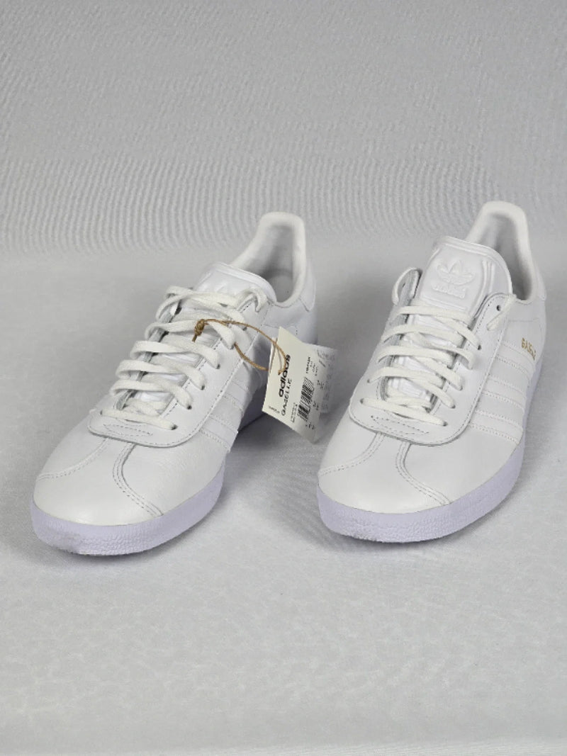 НОВИ Оригинални кожени кецове Adidas Gazelle - Сребристо-бели / РСТ 44